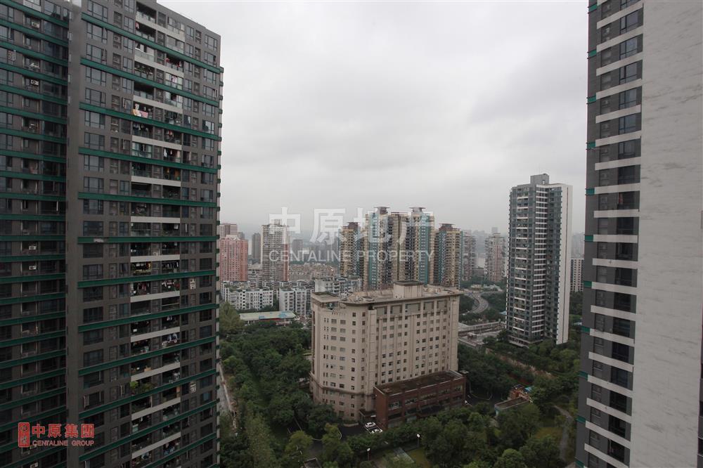 翡翠明珠将装修三房两厅送入户花园,商圈内一宁静小区.